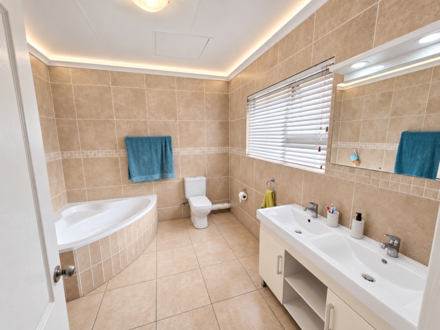 4 Bedroom Property for Sale in North Riding Gauteng