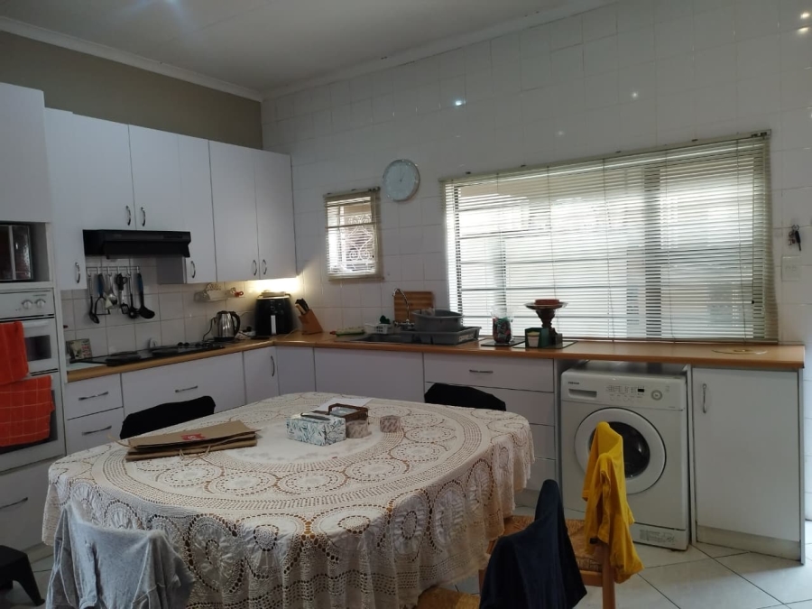 To Let 2 Bedroom Property for Rent in Mondeor Gauteng