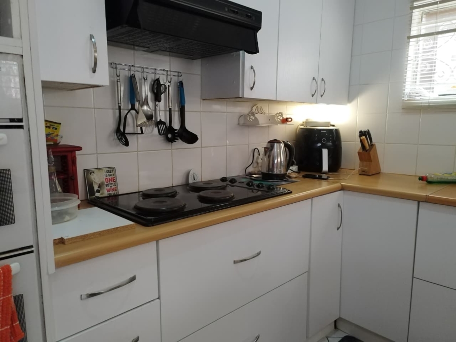 To Let 2 Bedroom Property for Rent in Mondeor Gauteng