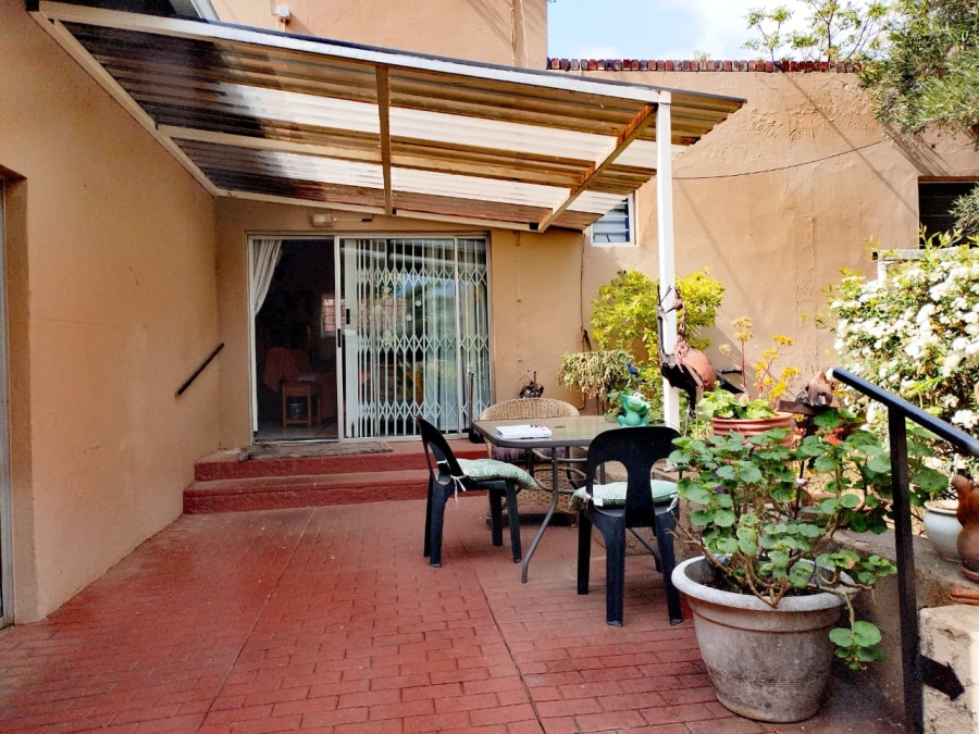 To Let 2 Bedroom Property for Rent in Mondeor Gauteng