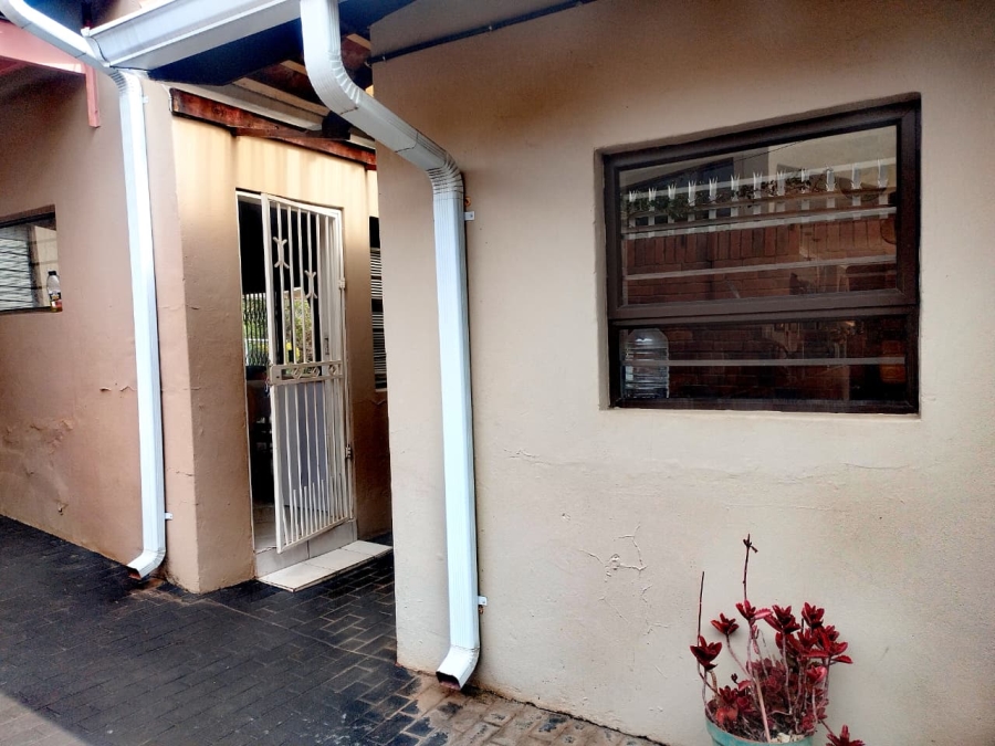 To Let 2 Bedroom Property for Rent in Mondeor Gauteng