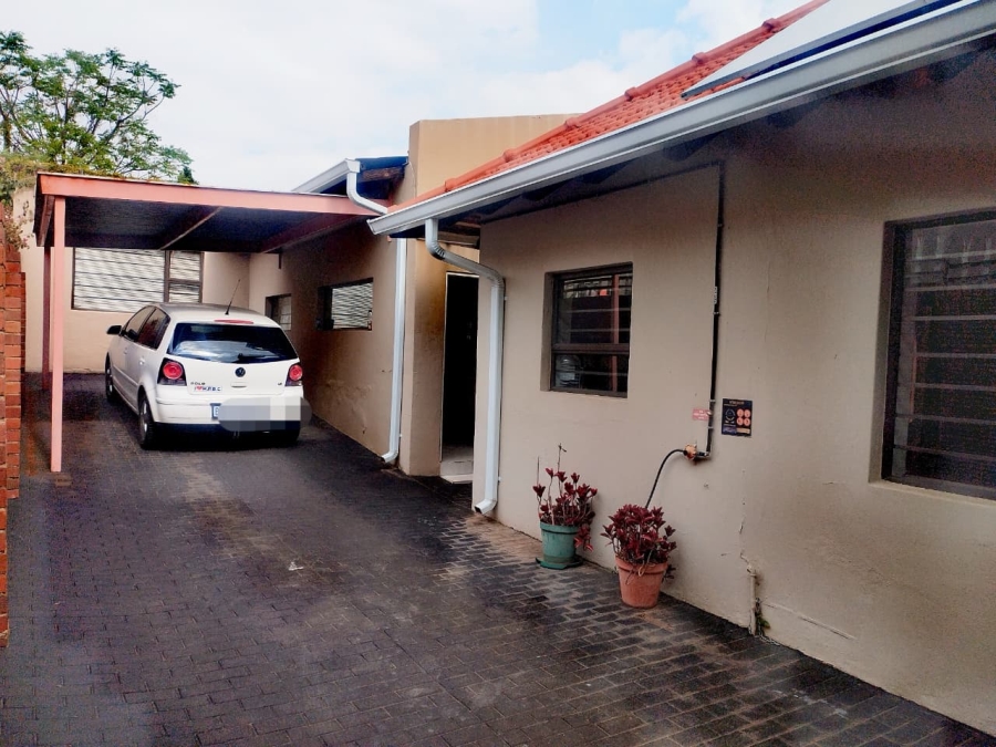To Let 2 Bedroom Property for Rent in Mondeor Gauteng
