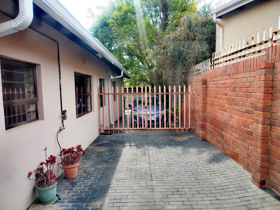 To Let 2 Bedroom Property for Rent in Mondeor Gauteng