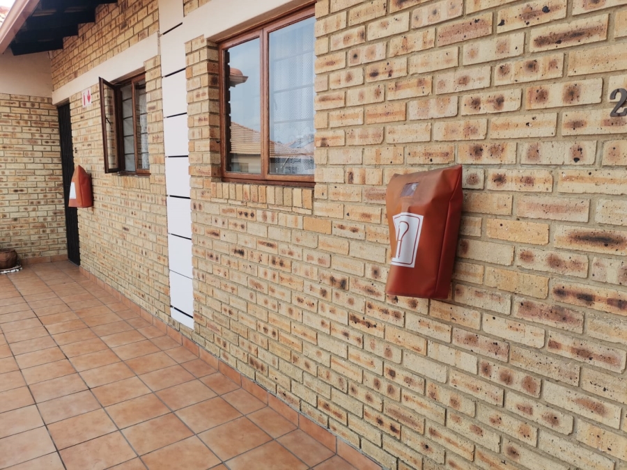 2 Bedroom Property for Sale in Sonneveld Gauteng