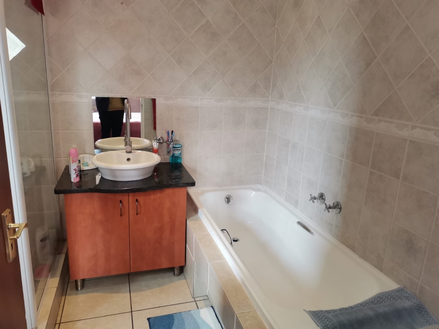 2 Bedroom Property for Sale in Sonneveld Gauteng