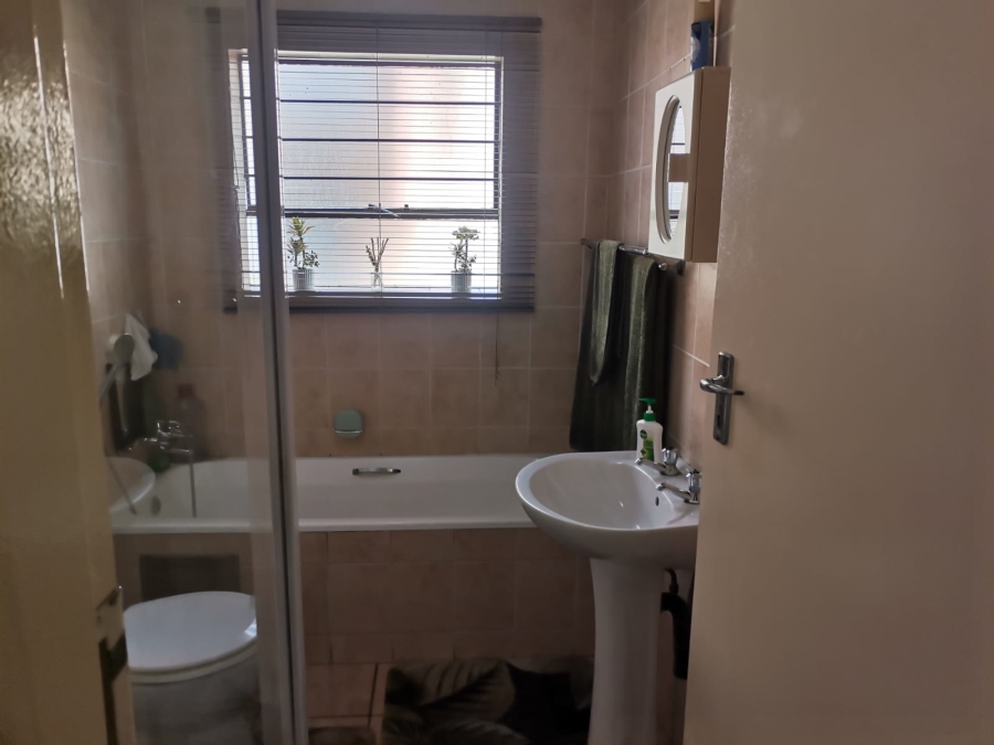 2 Bedroom Property for Sale in Sonneveld Gauteng