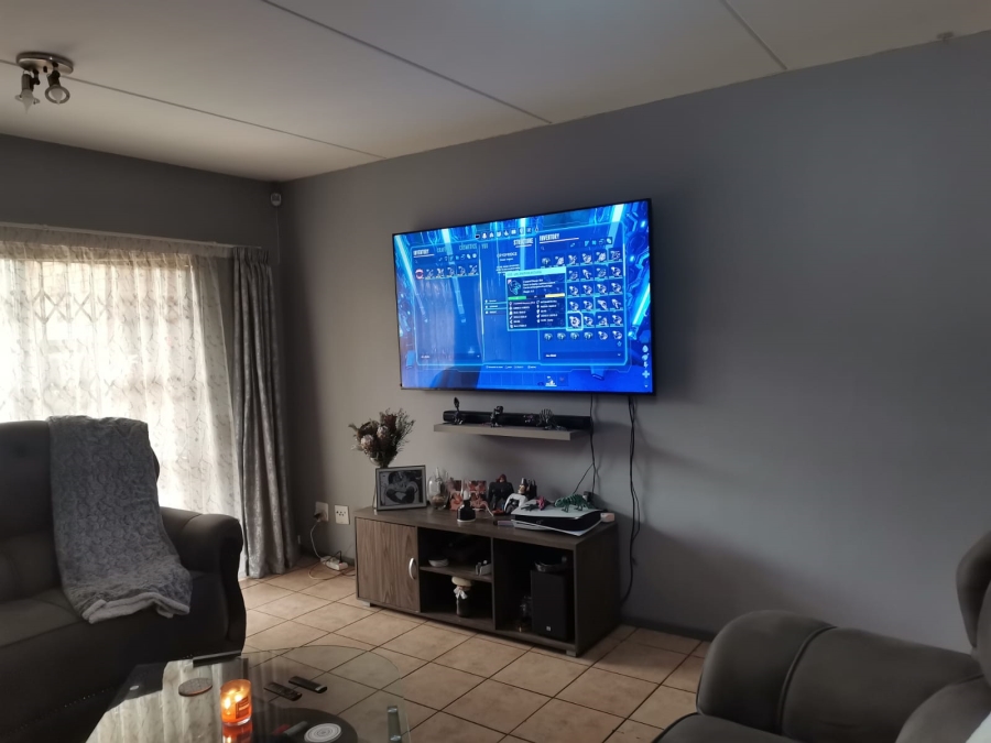 2 Bedroom Property for Sale in Sonneveld Gauteng