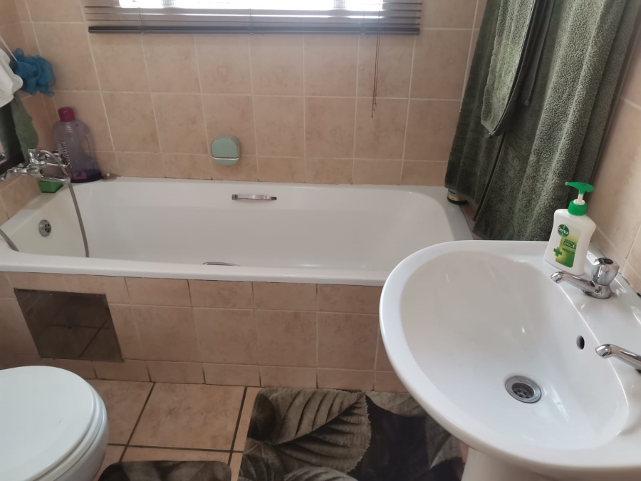 2 Bedroom Property for Sale in Sonneveld Gauteng
