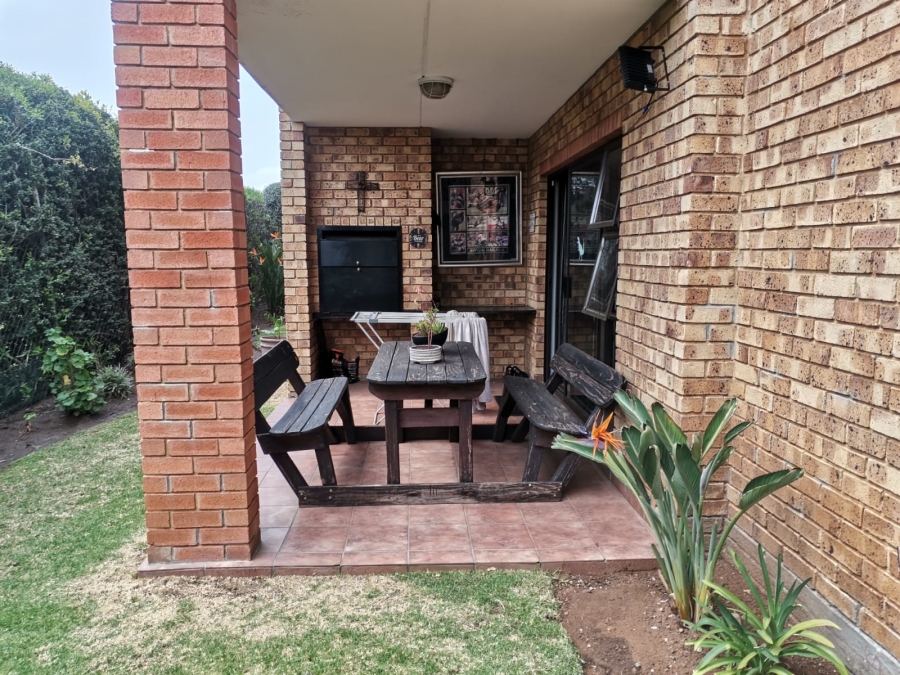 2 Bedroom Property for Sale in Sonneveld Gauteng