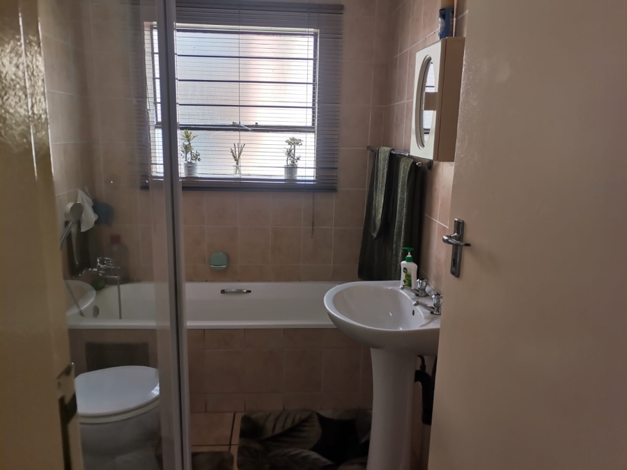2 Bedroom Property for Sale in Sonneveld Gauteng