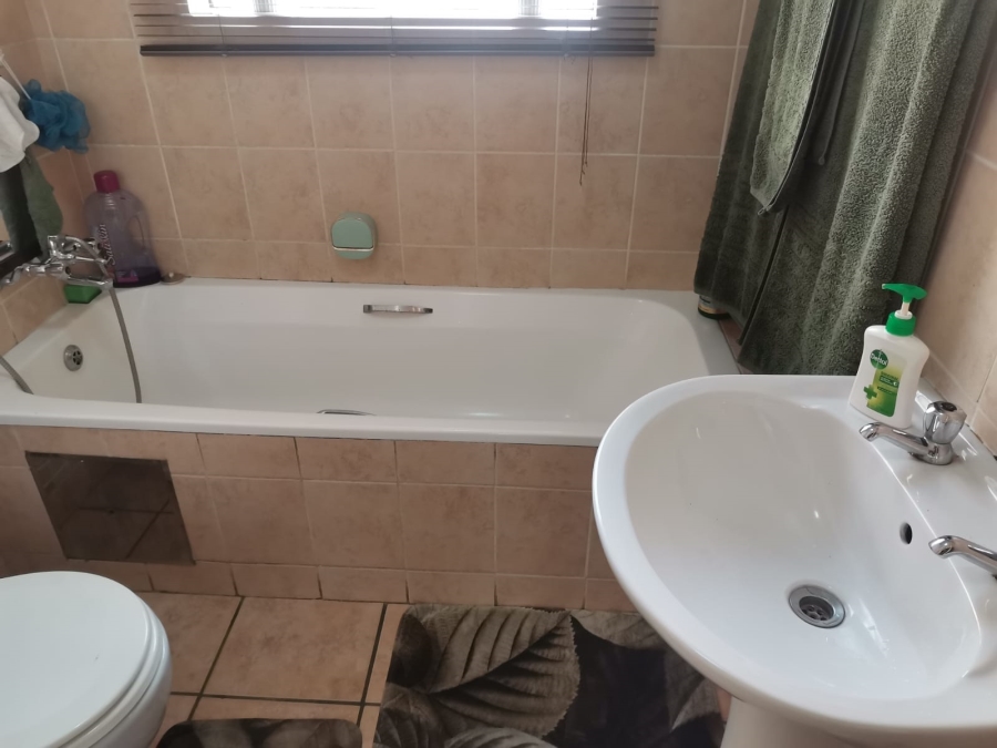 2 Bedroom Property for Sale in Sonneveld Gauteng