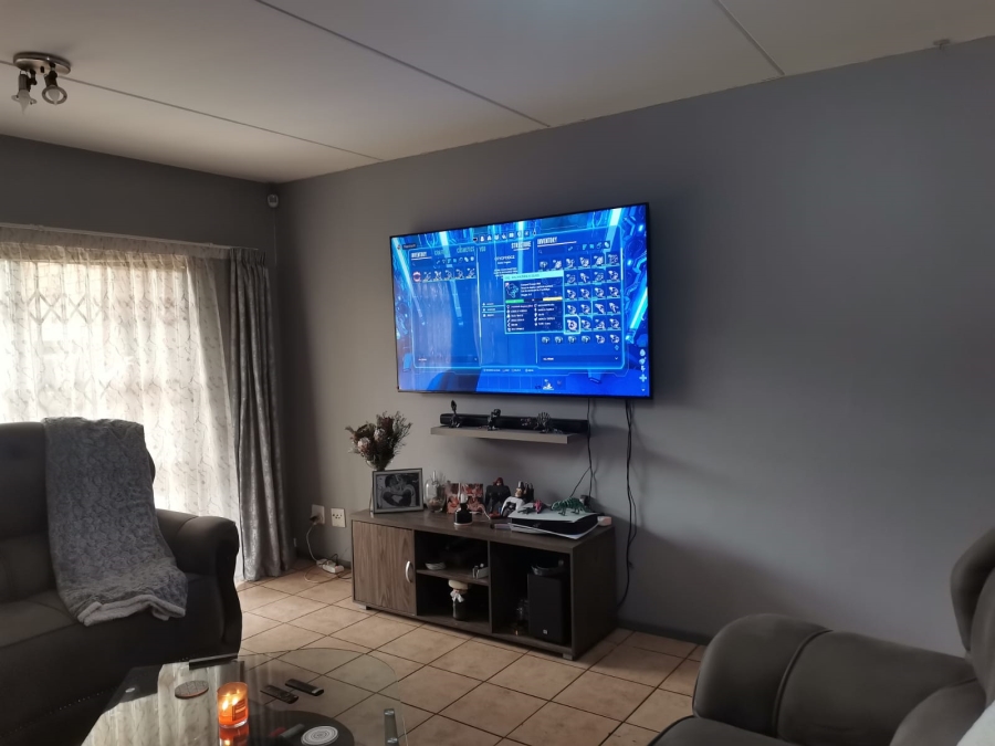 2 Bedroom Property for Sale in Sonneveld Gauteng