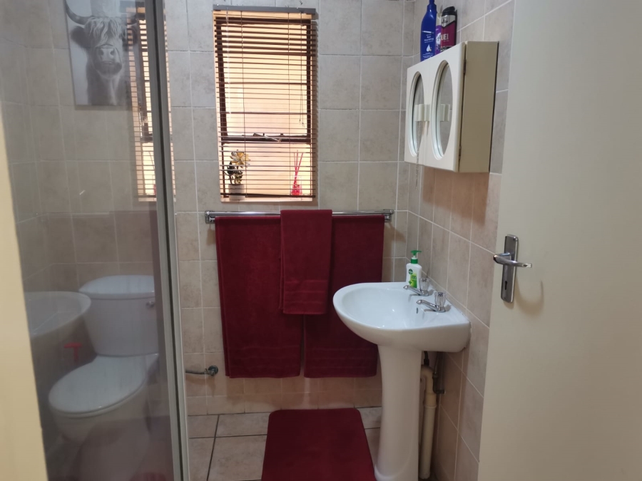 2 Bedroom Property for Sale in Sonneveld Gauteng