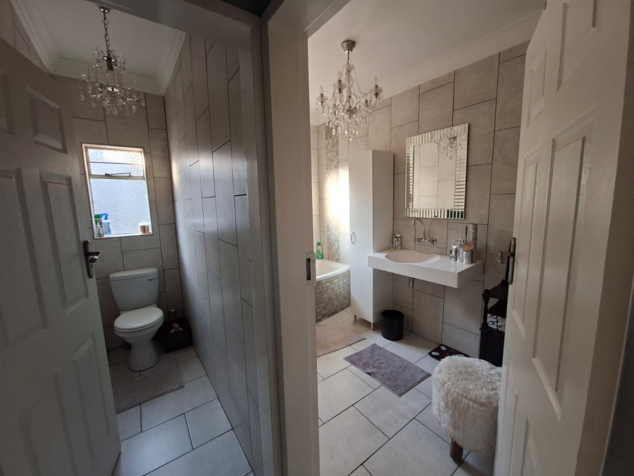 4 Bedroom Property for Sale in Glen Marais Gauteng