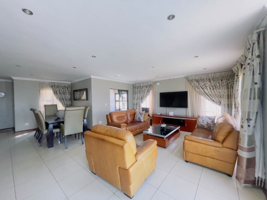 5 Bedroom Property for Sale in Monavoni Gauteng