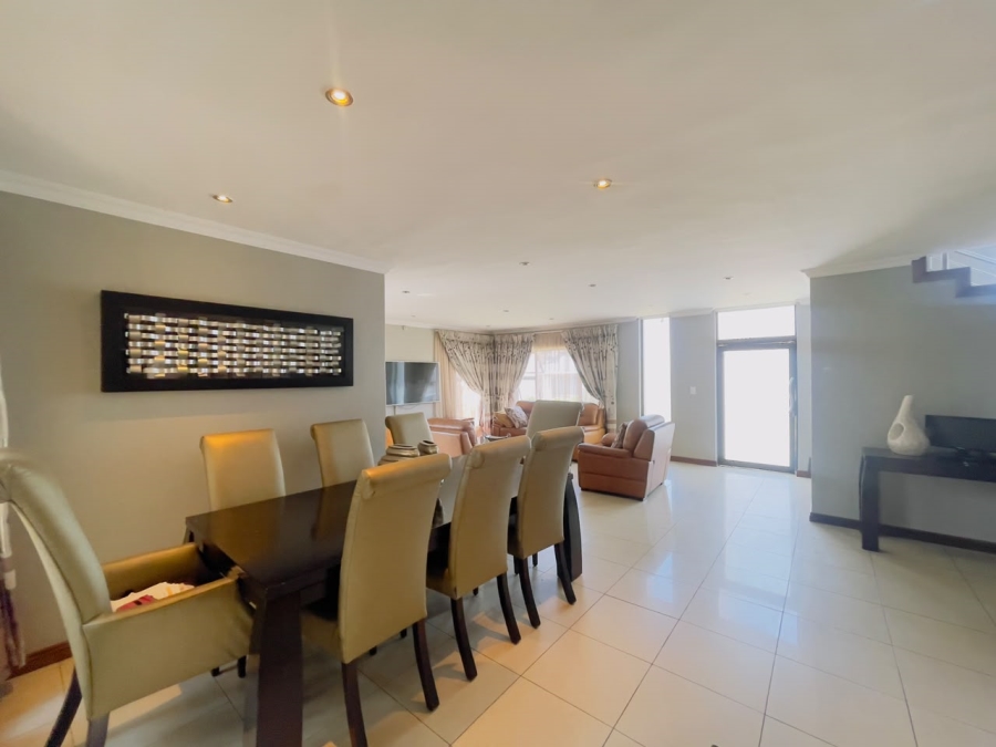 5 Bedroom Property for Sale in Monavoni Gauteng