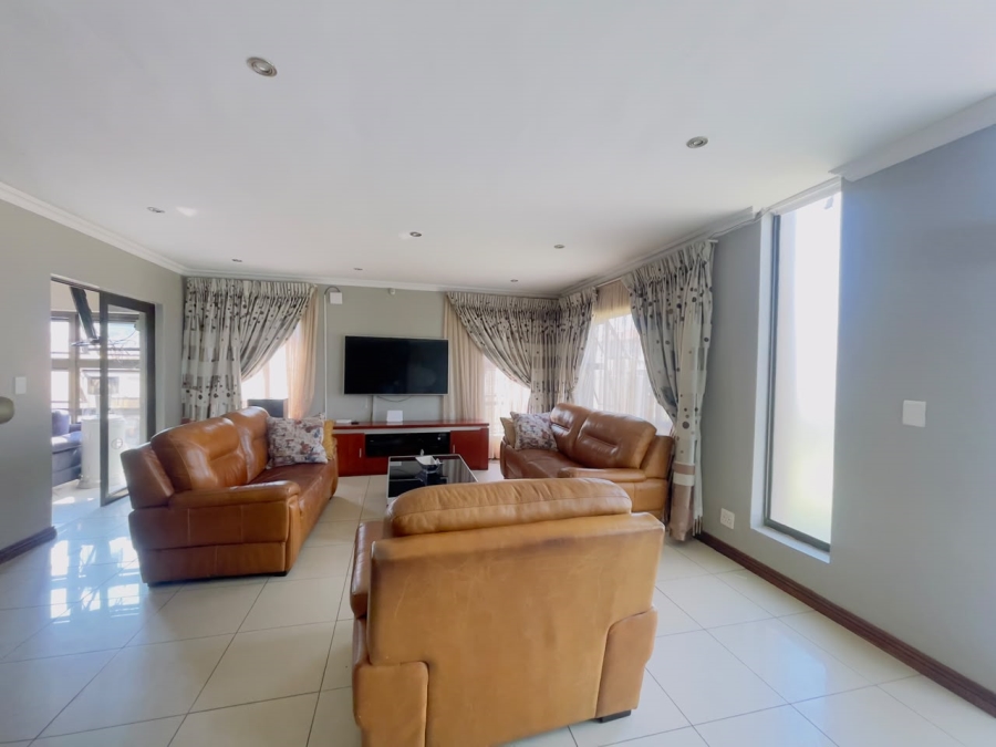 5 Bedroom Property for Sale in Monavoni Gauteng