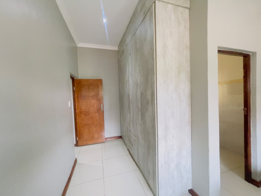 5 Bedroom Property for Sale in Monavoni Gauteng