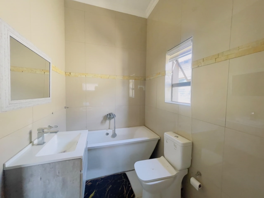 5 Bedroom Property for Sale in Monavoni Gauteng
