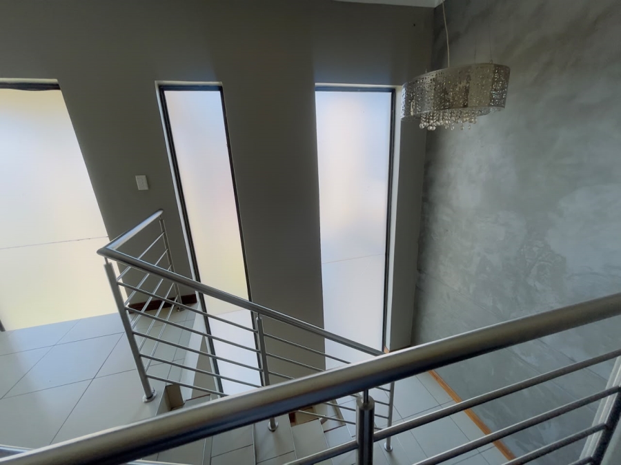 5 Bedroom Property for Sale in Monavoni Gauteng