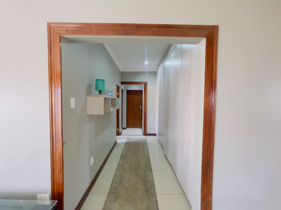 5 Bedroom Property for Sale in Monavoni Gauteng