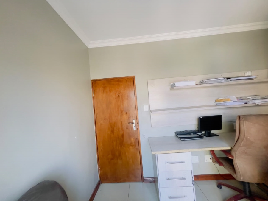 5 Bedroom Property for Sale in Monavoni Gauteng
