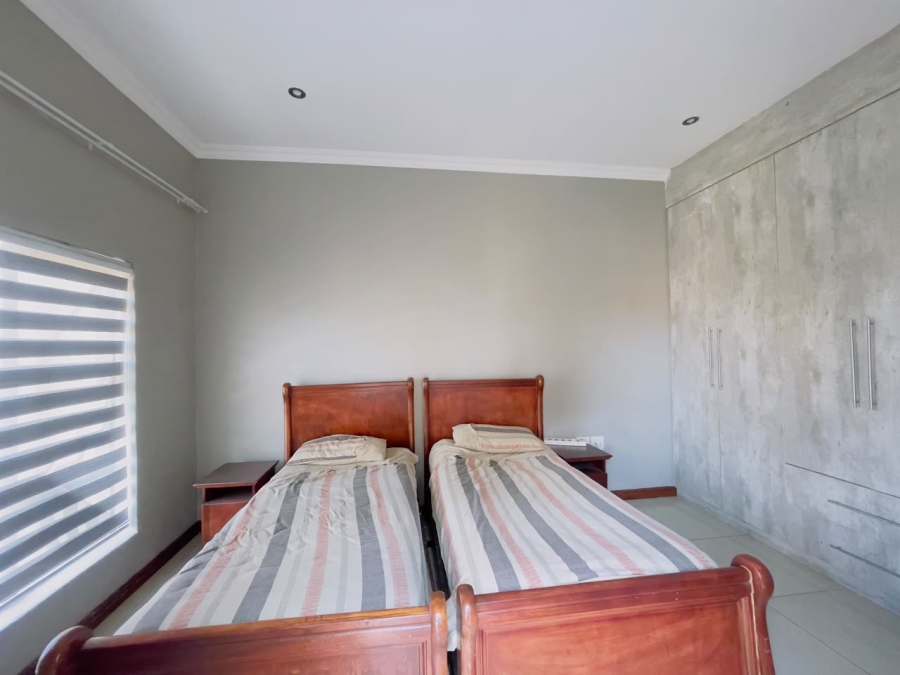 5 Bedroom Property for Sale in Monavoni Gauteng