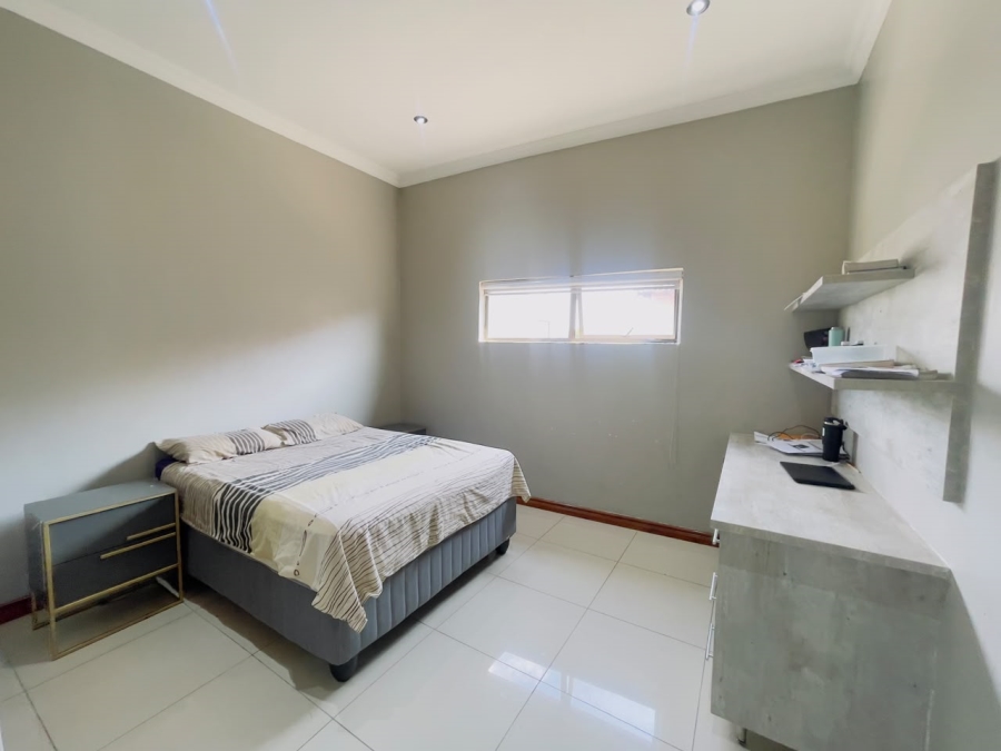 5 Bedroom Property for Sale in Monavoni Gauteng