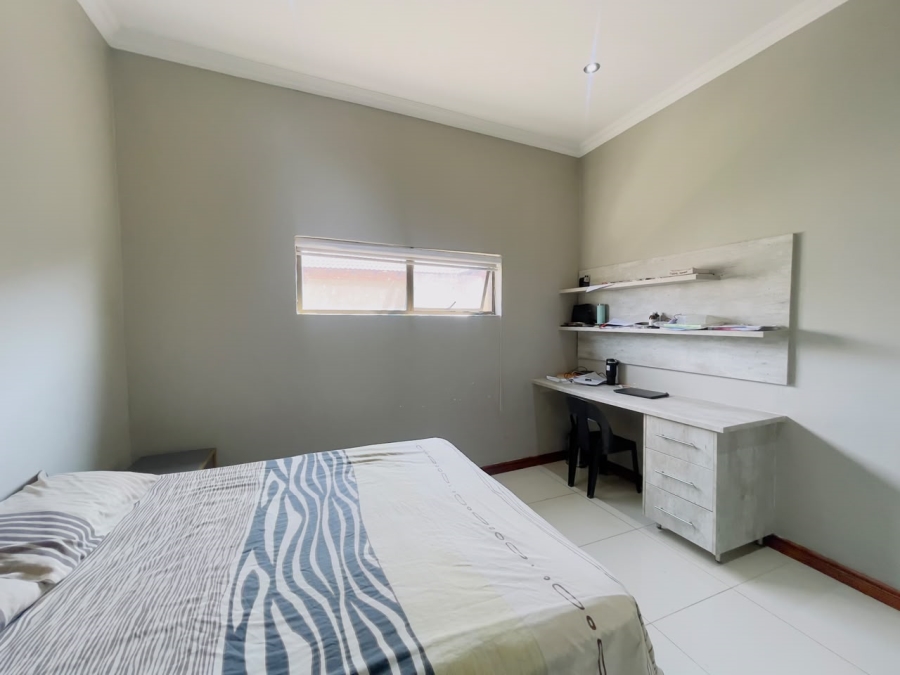 5 Bedroom Property for Sale in Monavoni Gauteng