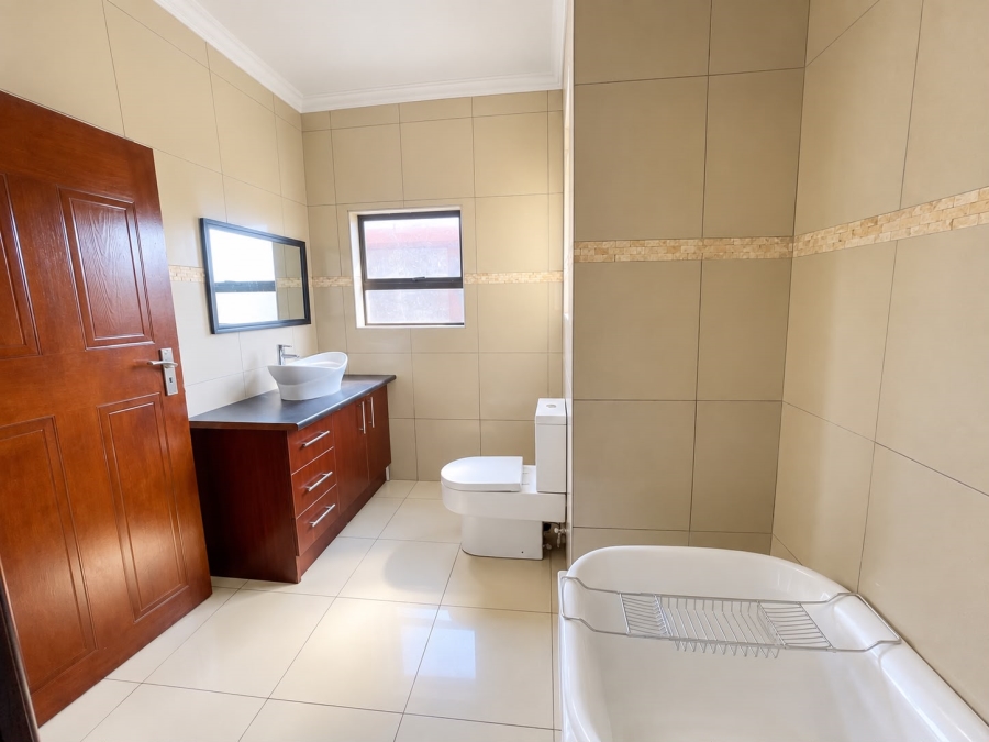 5 Bedroom Property for Sale in Monavoni Gauteng