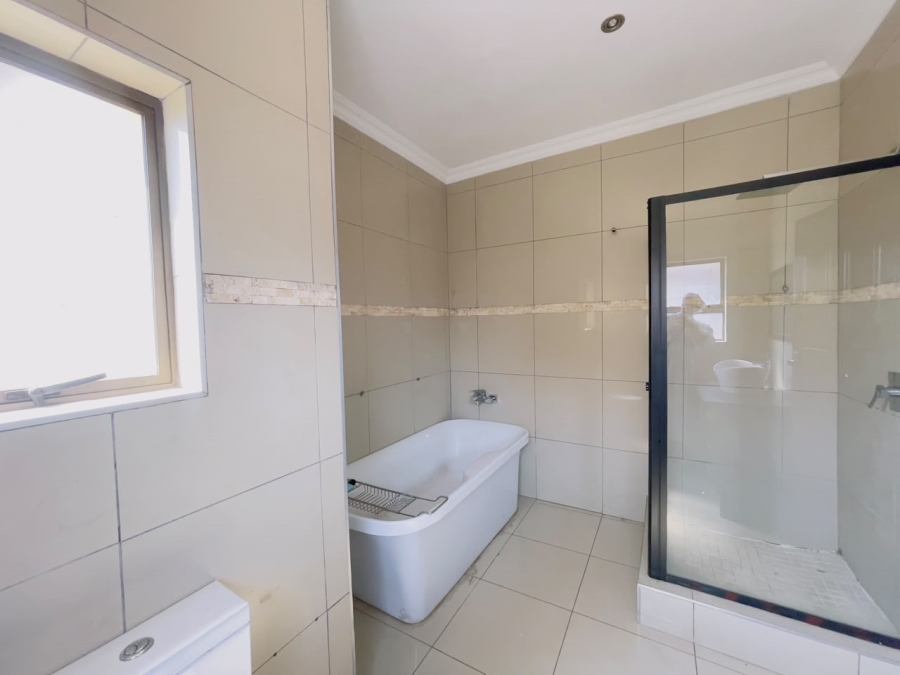 5 Bedroom Property for Sale in Monavoni Gauteng