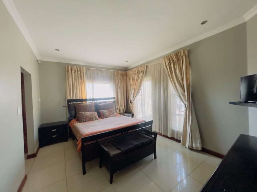 5 Bedroom Property for Sale in Monavoni Gauteng