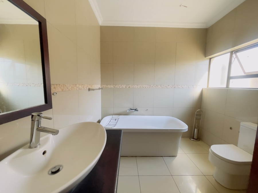 5 Bedroom Property for Sale in Monavoni Gauteng