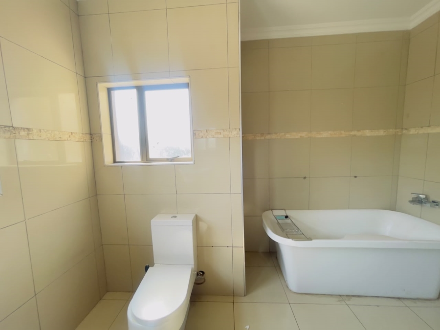 5 Bedroom Property for Sale in Monavoni Gauteng