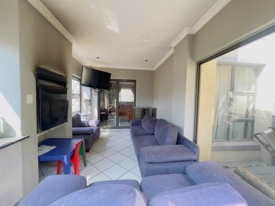 5 Bedroom Property for Sale in Monavoni Gauteng