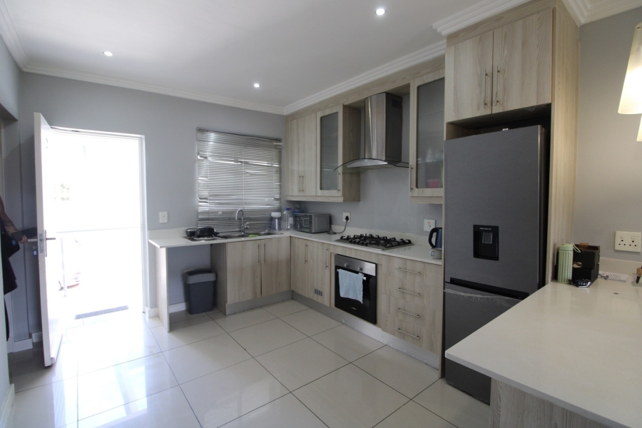 To Let 2 Bedroom Property for Rent in Bryanston Gauteng