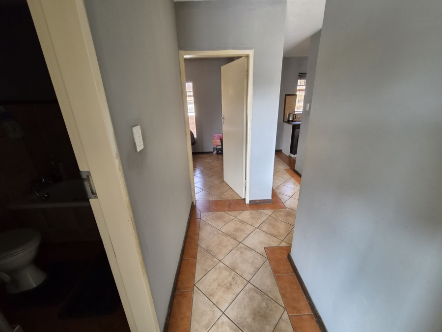 2 Bedroom Property for Sale in Die Hoewes Gauteng