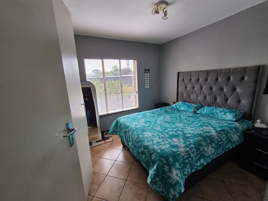 2 Bedroom Property for Sale in Die Hoewes Gauteng