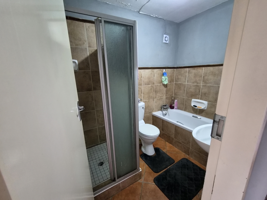 2 Bedroom Property for Sale in Die Hoewes Gauteng