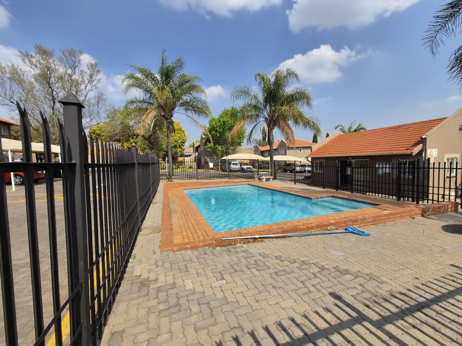 2 Bedroom Property for Sale in Die Hoewes Gauteng