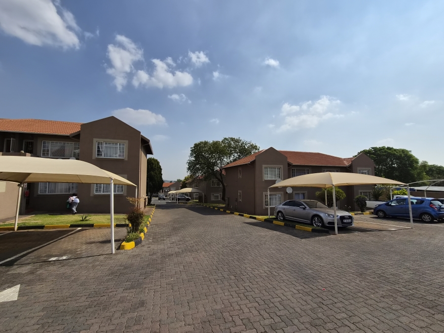 2 Bedroom Property for Sale in Die Hoewes Gauteng