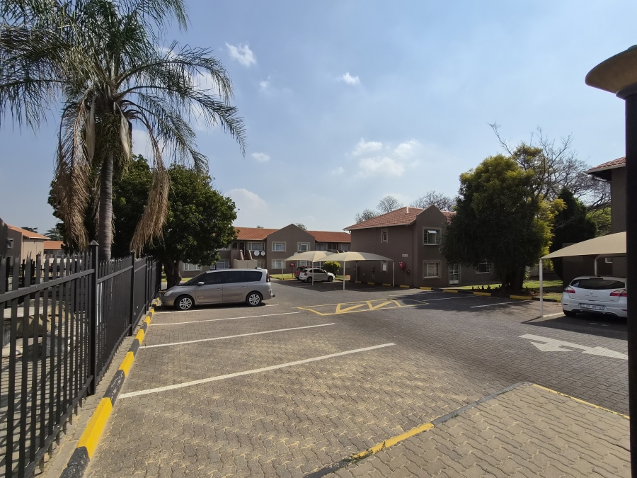 2 Bedroom Property for Sale in Die Hoewes Gauteng