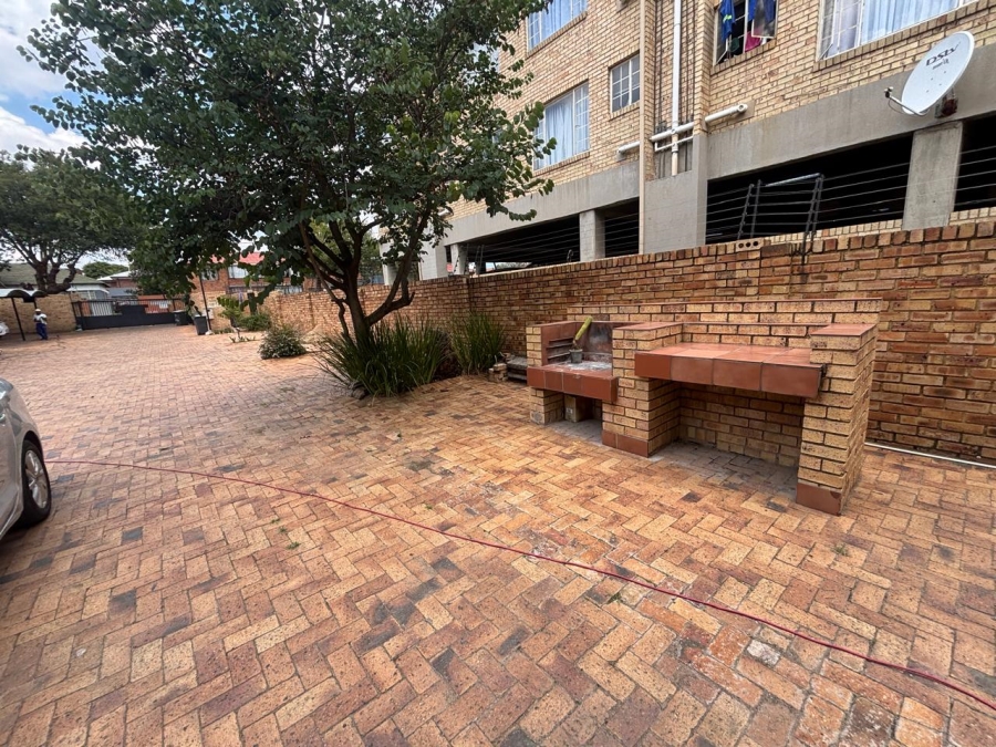 To Let 1 Bedroom Property for Rent in Florida Gauteng