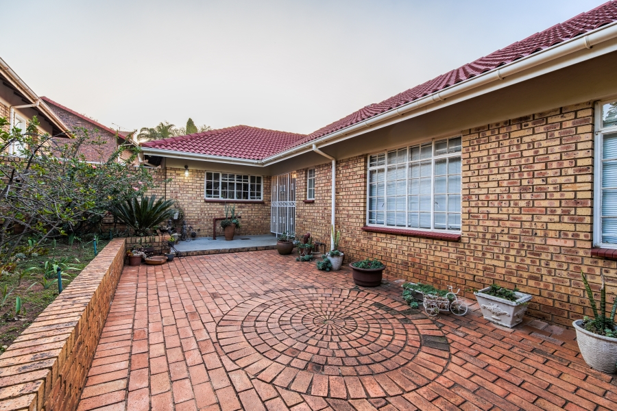 5 Bedroom Property for Sale in Moreleta Park Gauteng
