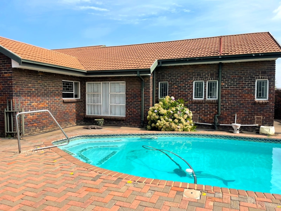 5 Bedroom Property for Sale in Vanderbijlpark SE 2 Gauteng
