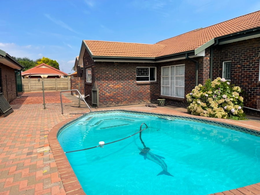 5 Bedroom Property for Sale in Vanderbijlpark SE 2 Gauteng