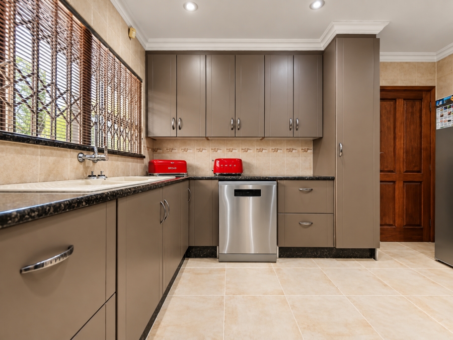 6 Bedroom Property for Sale in Three Rivers Gauteng