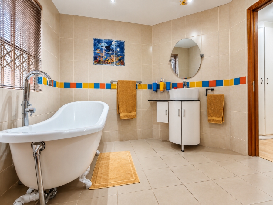 6 Bedroom Property for Sale in Three Rivers Gauteng