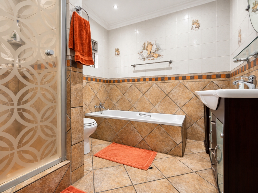 6 Bedroom Property for Sale in Three Rivers Gauteng
