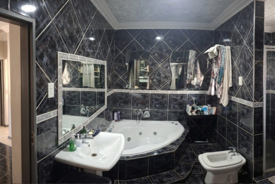 4 Bedroom Property for Sale in Vanderbijlpark SE 2 Gauteng
